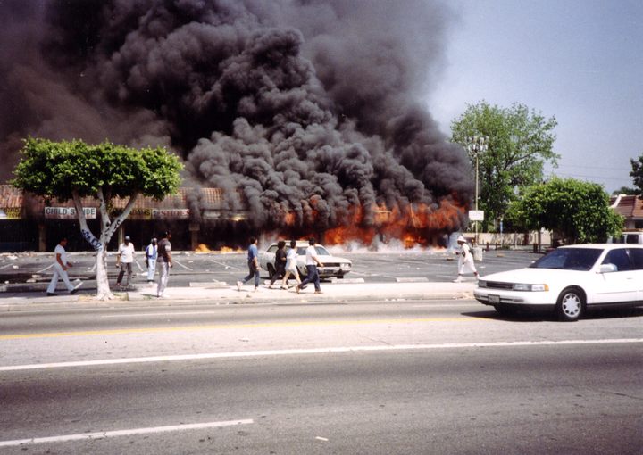 Ulice w ogniu, przemoc i plądrowanie sklepów – tak wyglądało 6 dni w południowym Los Angeles w 1992 roku. - 2017-09-09