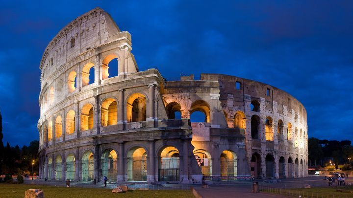 Tłumy turystów pod Koloseum jednoznacznie świadczą o tym, że jest to jeden z symboli Rzymu. (fot. David Iliff; CC-BY-SA 3.0) - 2017-11-12