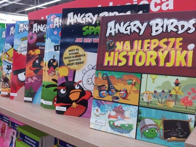 Jak dotąd na rynek trafiło ponad 100 różnych książek i książeczek sygnowanych marką Angry Birds. Są one tłumaczone na ok. 30 języków i dystrybuowane w ponad 40 krajach. - 2014-10-30