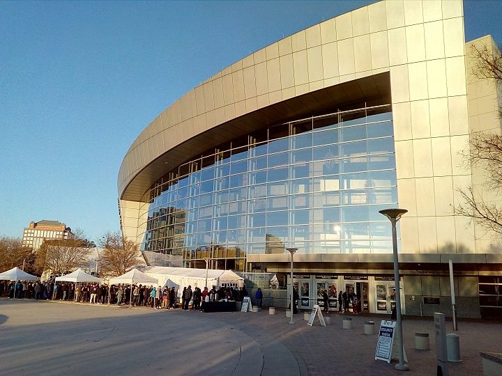 Cobb Energy Centre wygląda z zewnątrz na zdecydowanie większy obiekt. W rzeczywistości miejsca na oglądanie e-sportu nie jest wcale tak dużo – nic dziwnego, że bilety na Hi-Rez Expo szybko się wyprzedały. - 2018-01-11