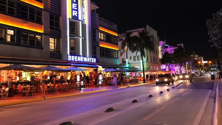 Youtuber porównał sceny ze zwiastuna GTA 6 z prawdziwymi lokacjami w Miami. Przygotował świetny, 13-minutowy materiał - ilustracja #1