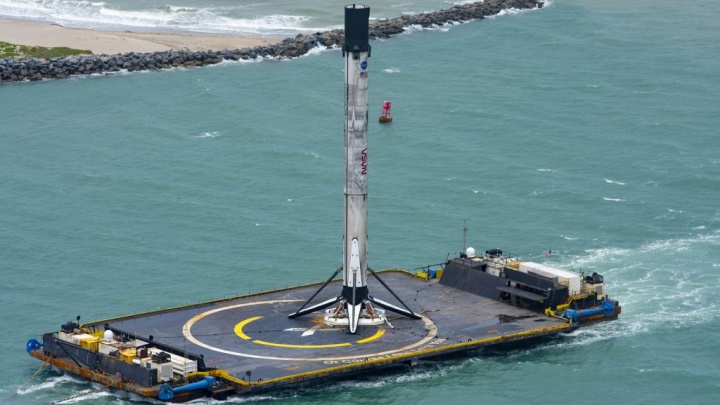 Wspaniałe ujęcie lądującej rakiety SpaceX - rzeczywistość rodem z SF - ilustracja #2