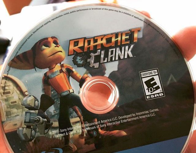 Tak będą prezentowały się płytki z grą. - Ratchet & Clank osiągnęło złoty status - wiadomość - 2016-03-26
