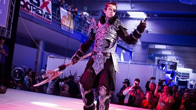 Jak każda szanująca się impreza growa, targi Poznań Game Arena gościły cosplayerów. Na zdjęciu zwycięzca konkursu w stroju Dovahkiina z The Elder Scrolls V: Skyrim. - Podsumowanie PGA 2015 – 66 tysięcy uczestników i inne dane o targach - wiadomość - 2015-10-19