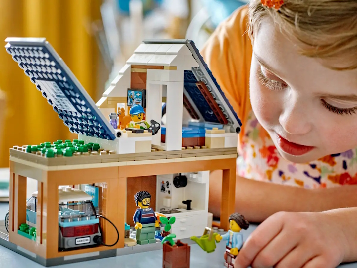 Prześliczny zestaw LEGO w kuszącej promocji. Domek rodzinny z samochodem elektrycznym! - ilustracja #1