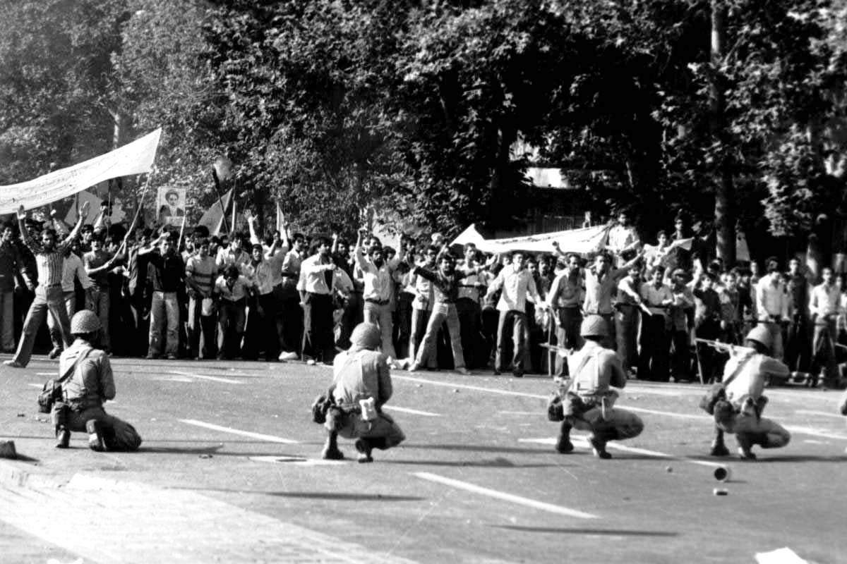 Wojsko na ulicach Teheranu - 1979 Revolution - zamach stanu w stylu Telltale już za 2 tygodnie - wiadomość - 2016-03-24