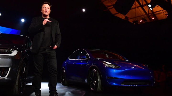 Elon Musk podczas prezentacji Tesli Model Y. - Tesla wyprodukowała milion aut, Elon Musk składa gratulacje - wiadomość - 2020-03-10