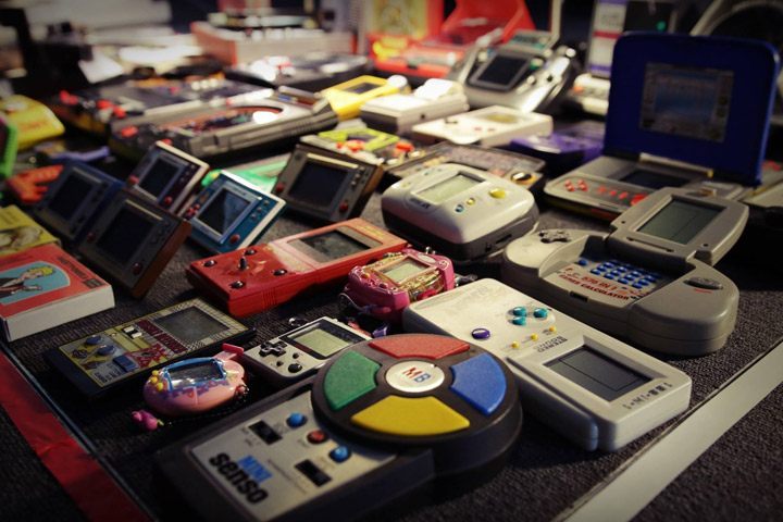 Wśród konsol przenośnych zobaczymy nie tylko popularne Game Boye, ale także setki modeli zabawek firm takich jak Tomy czy Tiger, nawiązujących często do znanych tytułów ze świata gier wideo i kina. - Gry i Komputery Minionej Ery – we Wrocławiu powstaje wymarzone muzeum fanów gier - wiadomość - 2017-05-26
