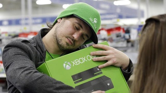 Xbox One cieszy się większym powodzeniem, niż Xbox 360 w tym samym okresie po premierze. / źródło fot.: Yahoo! News. - Xbox One - 5 mln konsol wysłanych do sklepów - wiadomość - 2014-04-18
