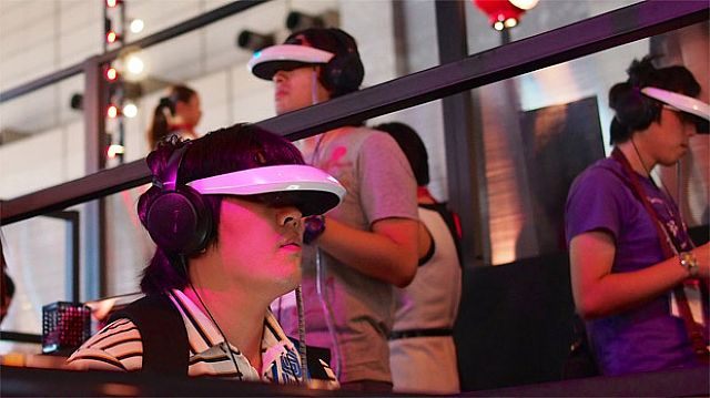 Okulary będą działały na zasadzie podobnej co Oculus Rift, będąc w stanie śledzić ruchy głowy użytkownika - Sony przygotowuje okulary VR dla PlayStation 4 - wiadomość - 2013-09-03