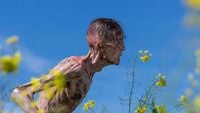 Nowe zdjęcie z 28 lat później zapowiada emocjonującą kontynuację jednego z najlepszych filmów o zombie wszech czasów. Widowisko z Ralphem Fiennesem obejrzymy już w czerwcu