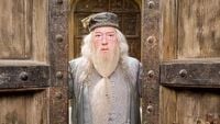 Tak w serialu Harry Potter prezentuje się Albus Dumbledore. Fani zaintrygowani pierwszymi zdjęciami Johna Lithgowa w nowej roli w widowisku fantasy HBO