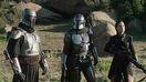 Boba Fett szykujący się do walki na planie The Mandalorian to zaskakujący widok