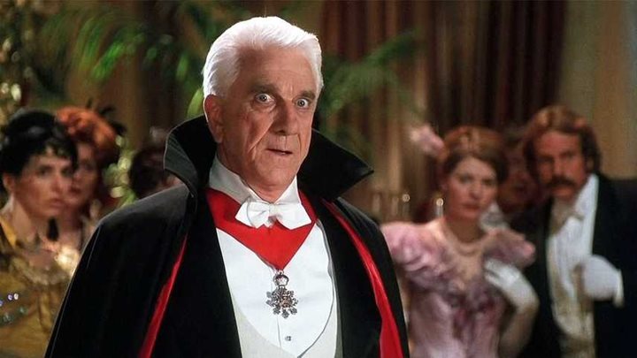 Leslie Nielsen doskonale pasował do roli nieco ciamajdowatego Draculi z filmu Mela Brooksa (Brooksfilms, Columbia Pictures 1995) - Najdziwniejsze alternatywne wersje znanych bohaterów - dokument - 2023-02-08