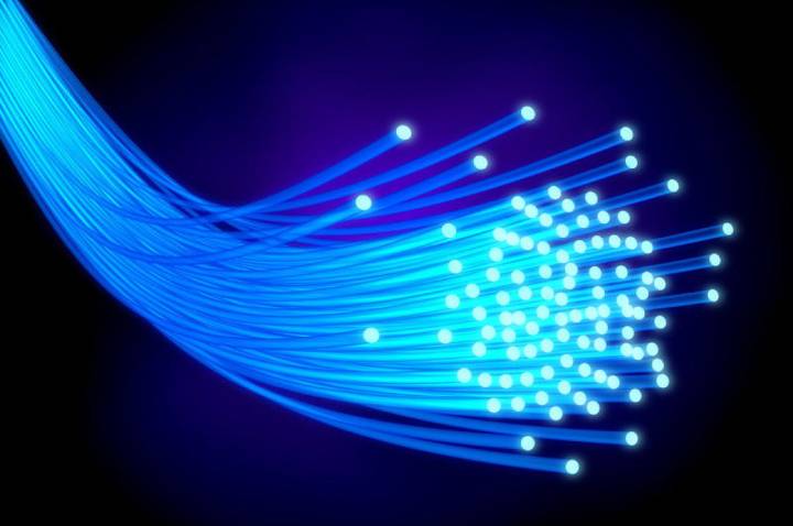 Nazwa internetu światłowodowego nie jest przypadkowa – kable składają się z bardzo cienkich szklanych włókien, które przewodzą właśnie impulsy światła. - Internet światłowód - ranking i porównanie ofert. Kwiecień 2025 - dokument - 2025-04-08