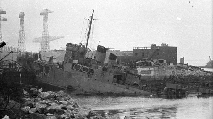 Wrak HMS Campbeltown wbity we wrota suchego doku w Saint-Nazaire. - Commandos na serio – spektakularne akcje specjalne II wojny światowej - dokument - 2020-01-23