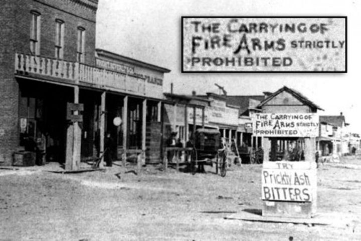 Dodge City – Kansas 1878 rok. Znak u wejścia do miasta informuje, że noszenie broni jest surowo zakazane. - 2018-11-01