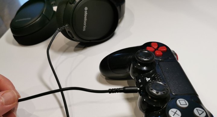 Najłatwiejszy sposób – podłączenie kabelkiem mini-jack do kontrolera. - Jakie słuchawki do PS5 i Xbox Series X - co musisz wiedzieć przed zakupem - dokument - 2020-12-23