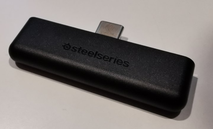 Dongle z wtyczką USB-C to bardzo wygodny sposób na połączenie headsetu z różnymi rodzajami sprzętu. - Jakie słuchawki do PS5 i Xbox Series X - co musisz wiedzieć przed zakupem - dokument - 2020-12-23