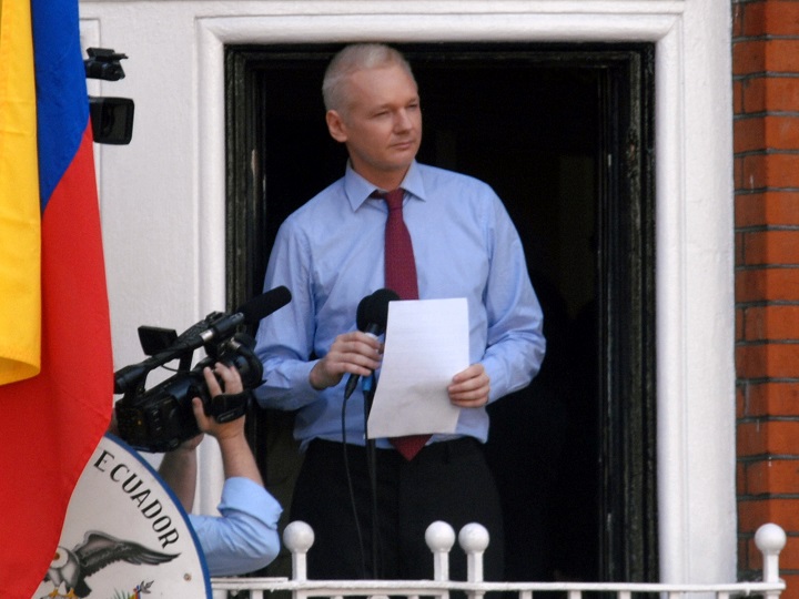 Julian Assange w ambasadzie Ekwadoru w Londynie w 2012 roku. Źródło: Snapperjack | CC BY-SA 2.0. - Co to jest WikiLeaks? O stronie znienawidzonej przez przez rządy - dokument - 2022-09-16