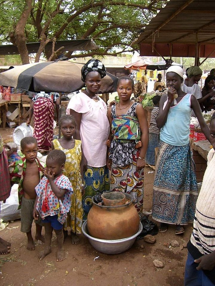 Kobiety sprzedające żywność z glinianej lodówki w Burkina Faso. Wielu młodym dziewczynom wynalazek Mohammeda Bah Abby pozwolił wrócić do szkoły. / zdjęcie: Peter Rinker - Lodówka z gliny i piachu - prymitywna technologia w Afryce daje nowe życie żywności - dokument - 2021-09-07