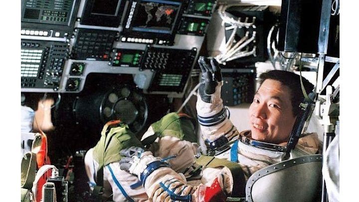 Yang Liwei w kabinie statku kosmicznego Shenzhou. - Co Chińczycy osiągnęli w kosmosie? Lista jest imponująca - dokument - 2021-08-24
