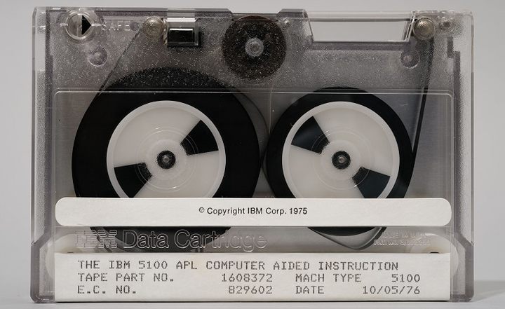 Wkład DC300 zdolny był pomieścić do 204 KB danych. Źródło: collection.maas.museum - Historia laptopów - jak wyglądały i działały pierwsze przenośne komputery - dokument - 2022-01-03