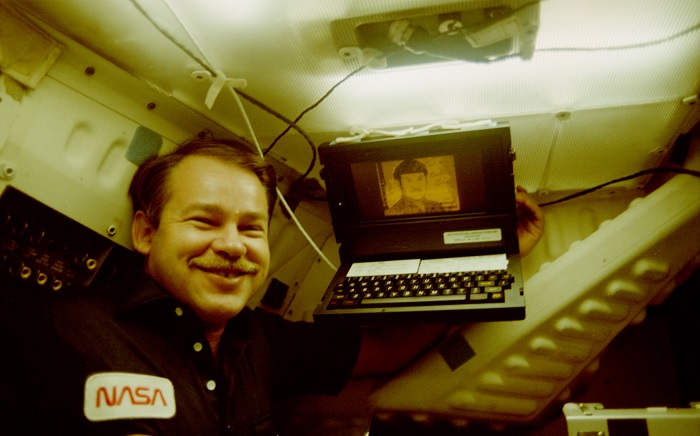 Prace nad projektem, dzięki któremu możemy dzisiaj korzystać z dobrodziejstw nawigacji GPS, były prowadzone przy użyciu prezentowanego laptopa. Źródło: NASA - Historia laptopów - jak wyglądały i działały pierwsze przenośne komputery - dokument - 2022-01-03