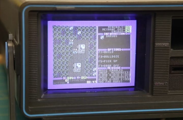 Większą mocą niż Commodore SX-64 dysponował już jeden z pierwszych komputerów przenośnych. Mowa o Osborne 1. Źródło: YouTube/element14 presents - Historia laptopów - jak wyglądały i działały pierwsze przenośne komputery - dokument - 2022-01-03