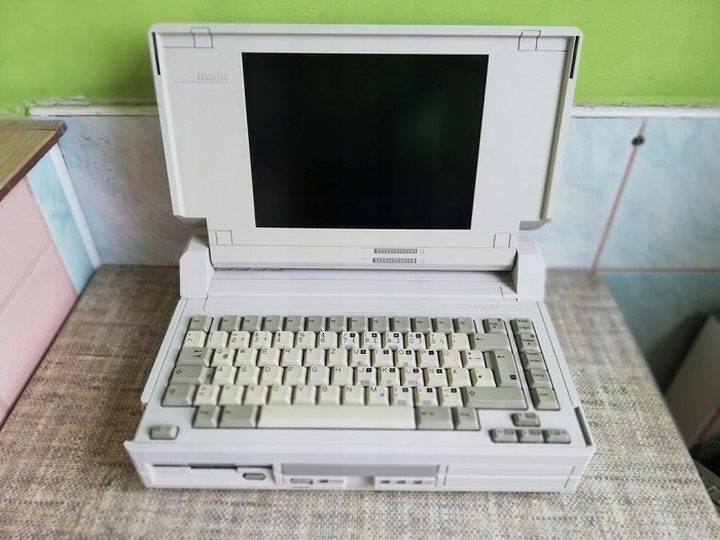 Pamięć RAM można było rozbudować do maksymalnie 3,6 MB. To pierwszy raz, gdy mówimy o tym rzędzie wielkości. Źródło: Allegro - Historia laptopów - jak wyglądały i działały pierwsze przenośne komputery - dokument - 2022-01-03