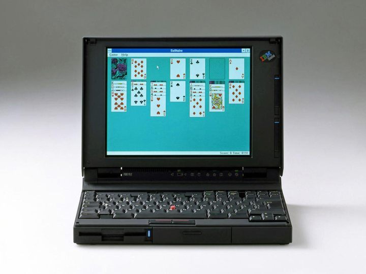 W czasach swojej świetności laptop IBM uchodził za idealny sprzęt do pracy z systemem Windows. Źródło: richardsapperdesign.com/ - Historia laptopów - jak wyglądały i działały pierwsze przenośne komputery - dokument - 2022-01-03