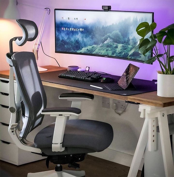 Krzesła ergonomiczne mają nieco bardziej stonowany wygląd od gamingowych. Źródło: Instagram @neat_gear. - Gaming bez obciachu. Zobacz minimalistyczne biurka - dokument - 2021-02-04