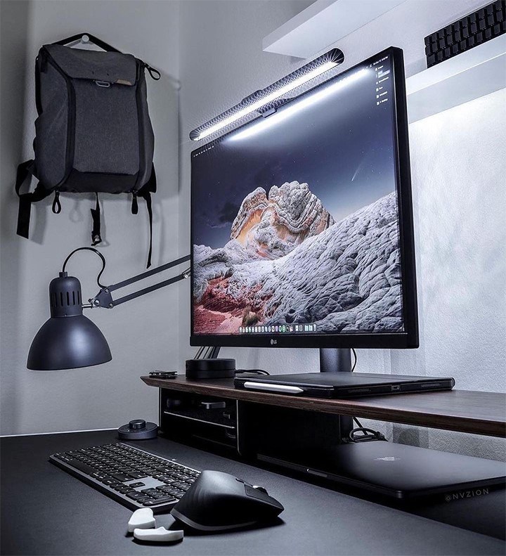 Coraz popularniejsze są lightbary nad monitorem. Tradycyjnie laptopowi Apple w desktopowej konfiguracji towarzyszą peryferia Logitecha. Źródło: Instagram @nvzion. - Gaming bez obciachu. Zobacz minimalistyczne biurka - dokument - 2021-02-04