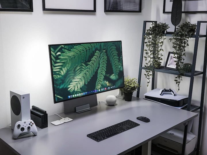 Tak, w tym wypadku jest jeszcze Switch i PS5, ale to Xbox Series S ogólnie szturmem zdobywa honorowe miejsce na biurkach kącików do pracy. Źródło: Instagram @bprkt. - Gaming bez obciachu. Zobacz minimalistyczne biurka - dokument - 2021-02-04