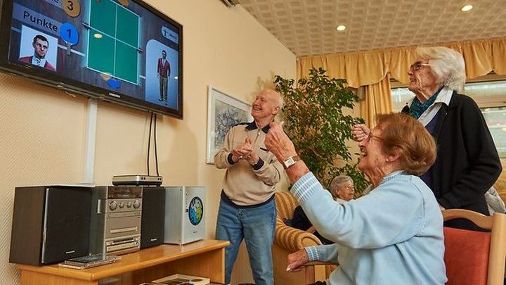Konsola MemoreBox gości w wielu domach opieki w Hamburgu jako pilotażowy projekt rozwoju zdolności psychofizycznych seniorów. Projekt ten jest współfinansowany przez niemieckie ministerstwo. - 2019-01-31