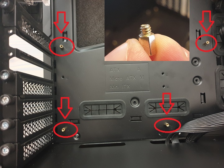 Kołki dystansowe dostarczone z obudową wkręć tylko w miejsca, które wymaga Twoja płyta główna (w zależności od rozmiaru płyty głównej wymagane jest różne rozmieszczenie kołków, w niektórych obudowach są one oznaczone literami A - dla płyt typu pełnego ATX, M – dla płyt mini ATX oraz I – dla płyt typu ITX). Możesz również porównać miejsca na śruby na płycie głównej i na podstawie nich wkręcić kołki. Kołki wkręcisz ręcznie, można ewentualnie „dociągnąć” je kombinerkami. - 2018-12-28