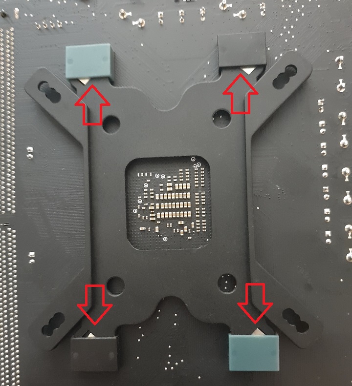 …wiązało się to z odkręceniem 4 śrubek w miejscach, które wskazują strzałki z tyłu płyty głównej i zainstalowaniu odpowiedniej podstawki zgodnie z instrukcją dołączoną do chłodzenia. Dla płyt pod procesory Intela procedura jest jeszcze prostsza, ponieważ nie wykręcamy żadnych śrubek, a jedynie instalujemy podstawkę naszego chłodzenia w przeznaczonym do tego miejscu. - 2018-12-28