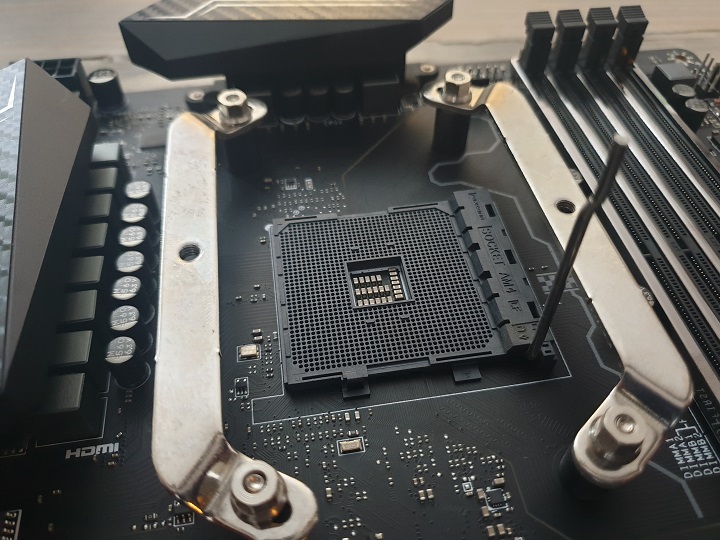 Gniazdo procesora AM4 w stanie otwartym, gotowe na włożenie weń naszego procesora. - 2018-12-28