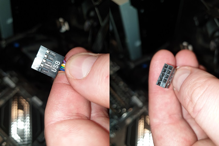 Następnie podpinamy kabel odpowiedzialny za porty USB z przodu obudowy w piny na płycie głównej oznaczone również USB (ze względu na „zalany” jeden z otworów we wtyczce kabla nie ma możliwości, aby go podpiąć w inne miejsce). - 2018-12-28