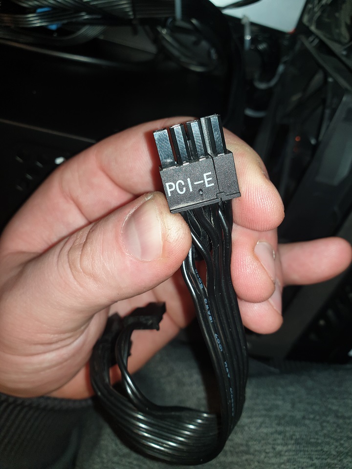 Znajdujemy kabel zasilający PCI-E... - 2018-12-28