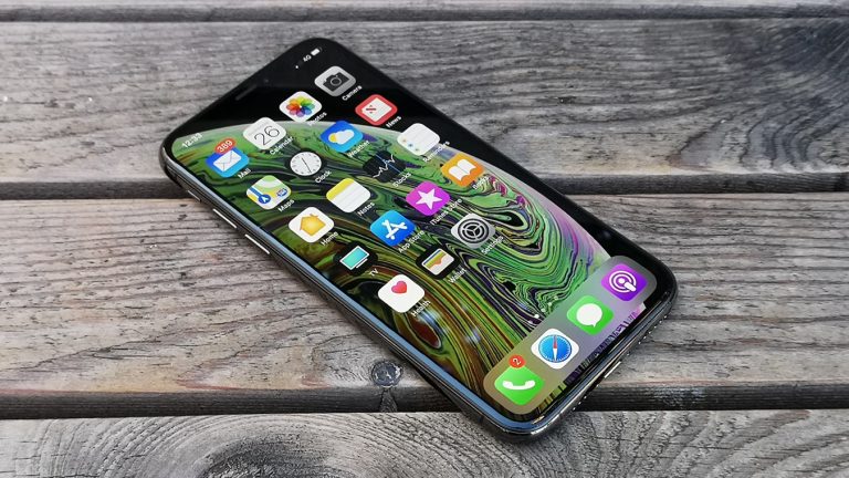 Poczciwy iPhone Xs dla wielu może okazać się lepszym wyborem niż podstawowa „jedenastka”. Źródło: Trusted Reviews - Przesiadka na iOS - jaki iPhone kupić? - dokument - 2020-10-08