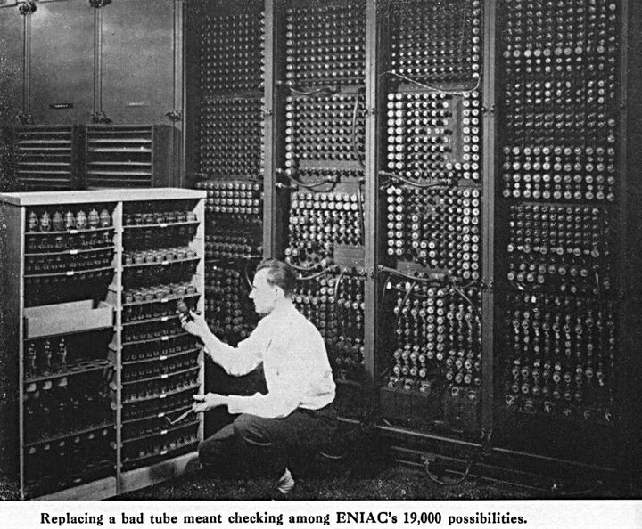 Obsługa ENIACa mogła tylko pomarzyć o zaawansowanej elektronice mieszczącej się w kieszeni. - Wielkie dokonania ludzkości... osiągnięte na prymitywnych komputerach - dokument - 2022-03-23