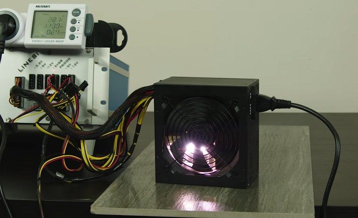 Moment spalenia się zasilacza Bandit Power. Jednostka nie wytrzymała nawet kwadransa z maksymalnym obciążeniem. Źródło: YouTube/x-kom - Czemu nie warto oszczędzać na zasilaczu do komputera? - dokument - 2022-04-27