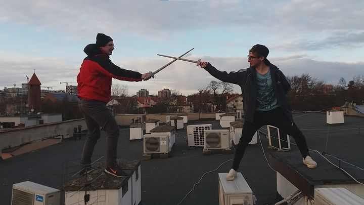 Poprosiliśmy Frozen District o zdjęcia ze studia, a oni wysłali nam pojedynek na dachu. - Karaluchy, ręce Gabena i apel do Ikei - rozmawiamy z twórcami House Flipper 2 - dokument - 2022-02-23