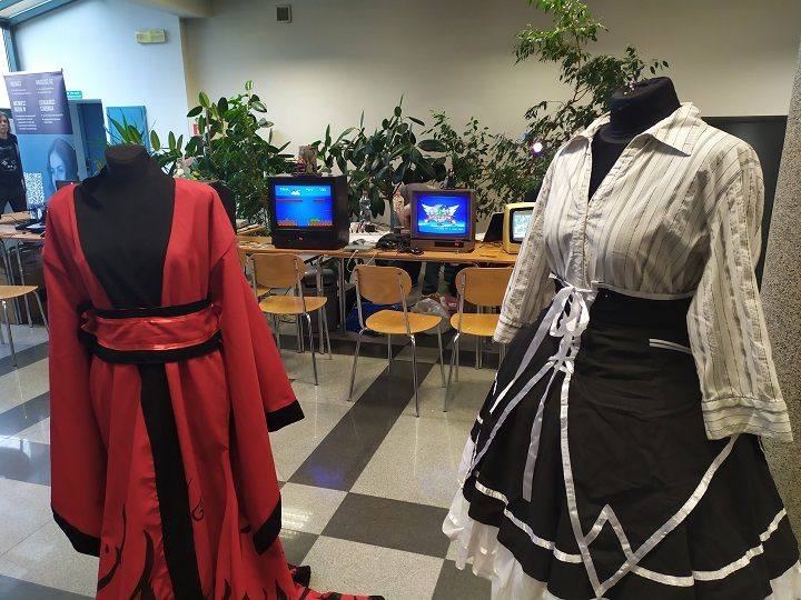 Uczelnia nie odcina się od kultury okołogrowej – można tu np. spotkać się z cosplayerami i zobaczyć ich kostiumy. - Wykształcenie: game designer. Wywiad ze współtwórcą kierunku Game Studies na Uniwersytecie Opolskim - dokument - 2021-06-10