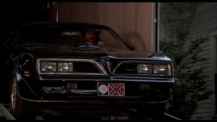Mistrz kierownicy ucieka, reż. Hal Needham, Universal Pictures, 1977 - Kultowe samochody, bez których kino nie byłyby takie same - dokument - 2022-11-23