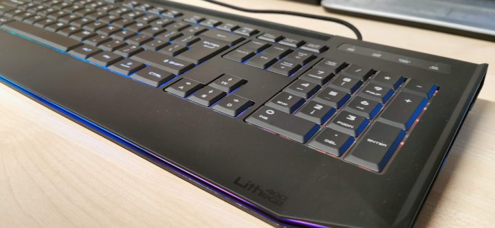 Genesis Lith 400 to sposób na „laptopowe” przeżycia na komputerze stacjonarnym. - Najlepsze klawiatury gamingowe. Ranking na 2023 rok - dokument - 2023-11-30