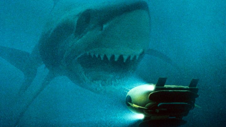 Atak rekinów 3: Megalodon, reż. David Worth, 2002 - 10 najzabawniejszych śmierci w filmach - dokument - 2022-09-08