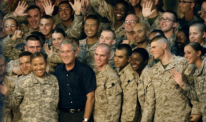 Jeszcze George W. Bush zauważył, że strzelanie wartymi dwa miliony dolarów rakietami do namiotów to przesadny wydatek. - Czy Wy sobie zdajecie sprawę, ile kosztuje współczesna wojna? - dokument - 2021-11-12