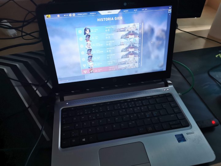 Nie żebym się przechwalał, ale mi w Valoranta idzie całkiem nieźle, a w CS:GO i Overwatch z reguły dostaję srogie baty. - Czy mi pójdzie? Valorant vs tani laptop - dokument - 2020-07-01